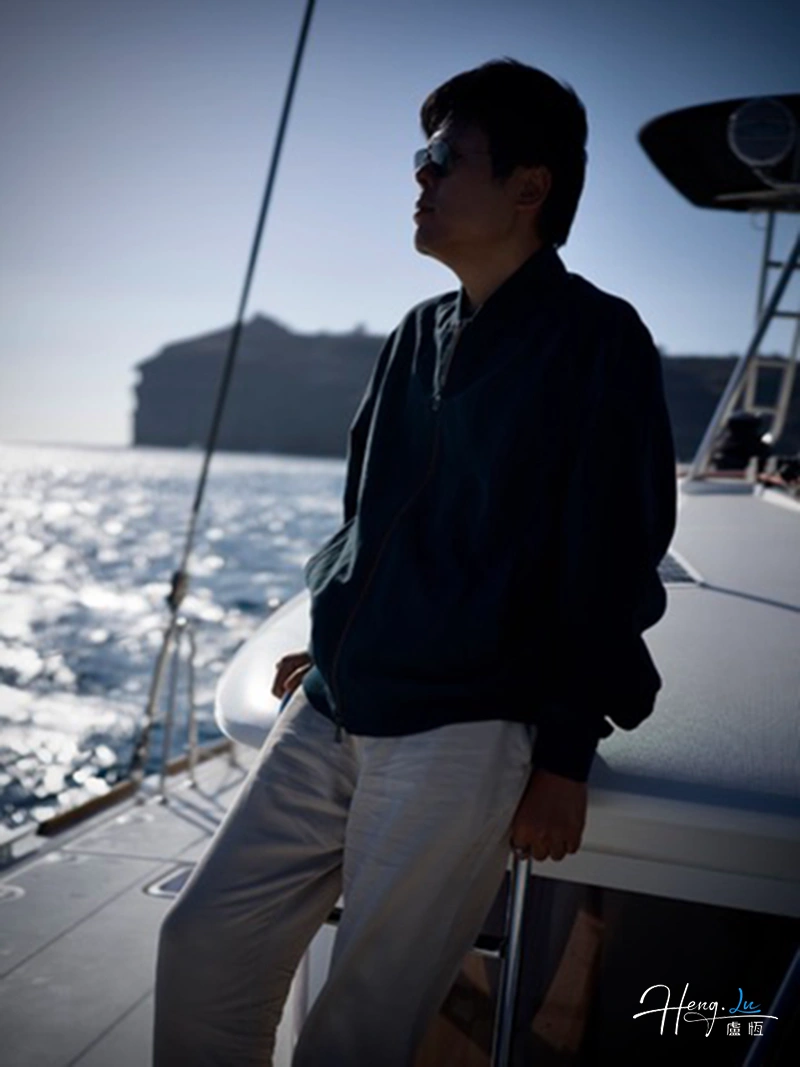 Mirando al mar desde un barco