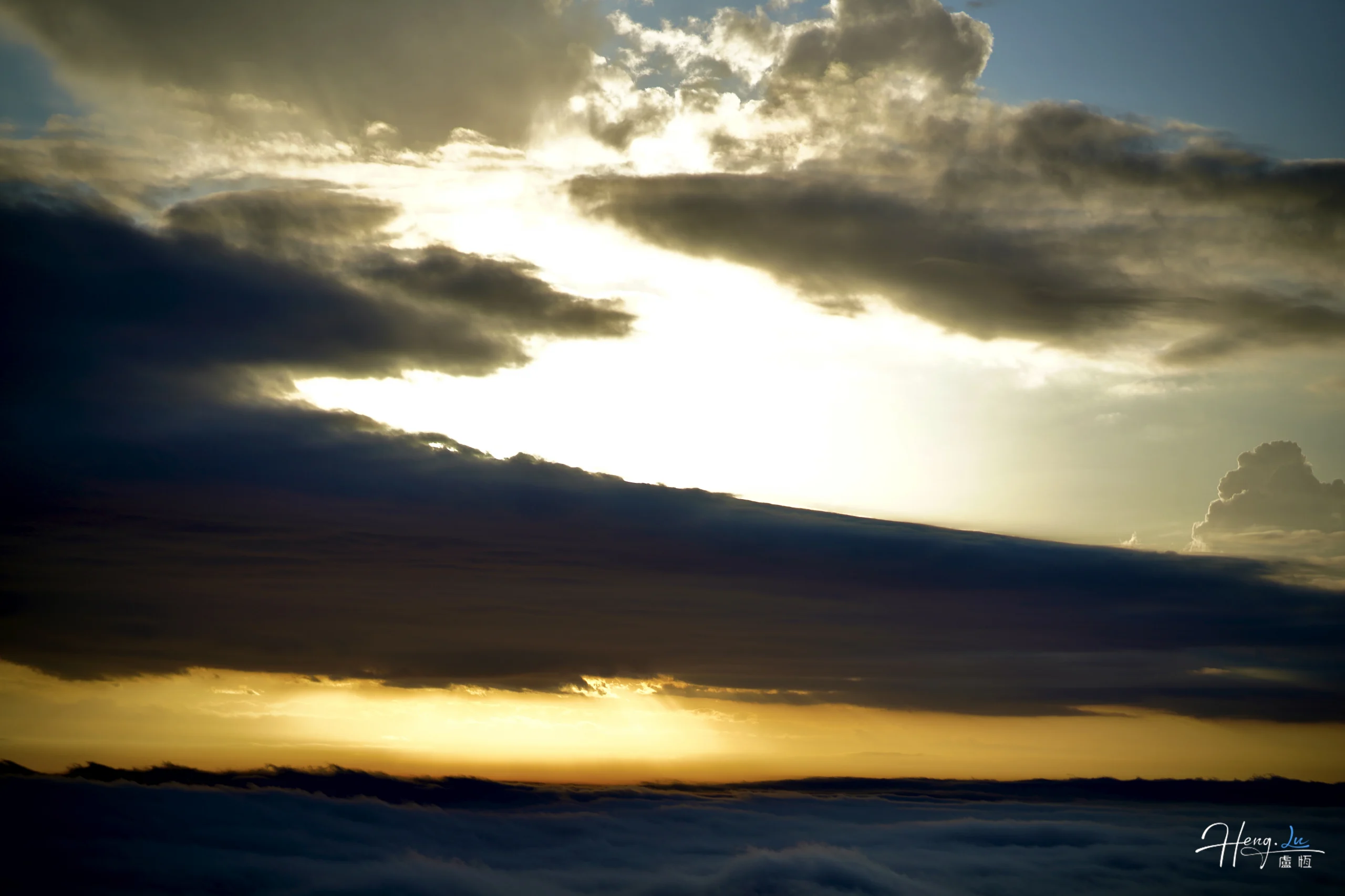 Lumière dorée du soleil perçant les nuages ​​au-dessus de la mer de nuages
