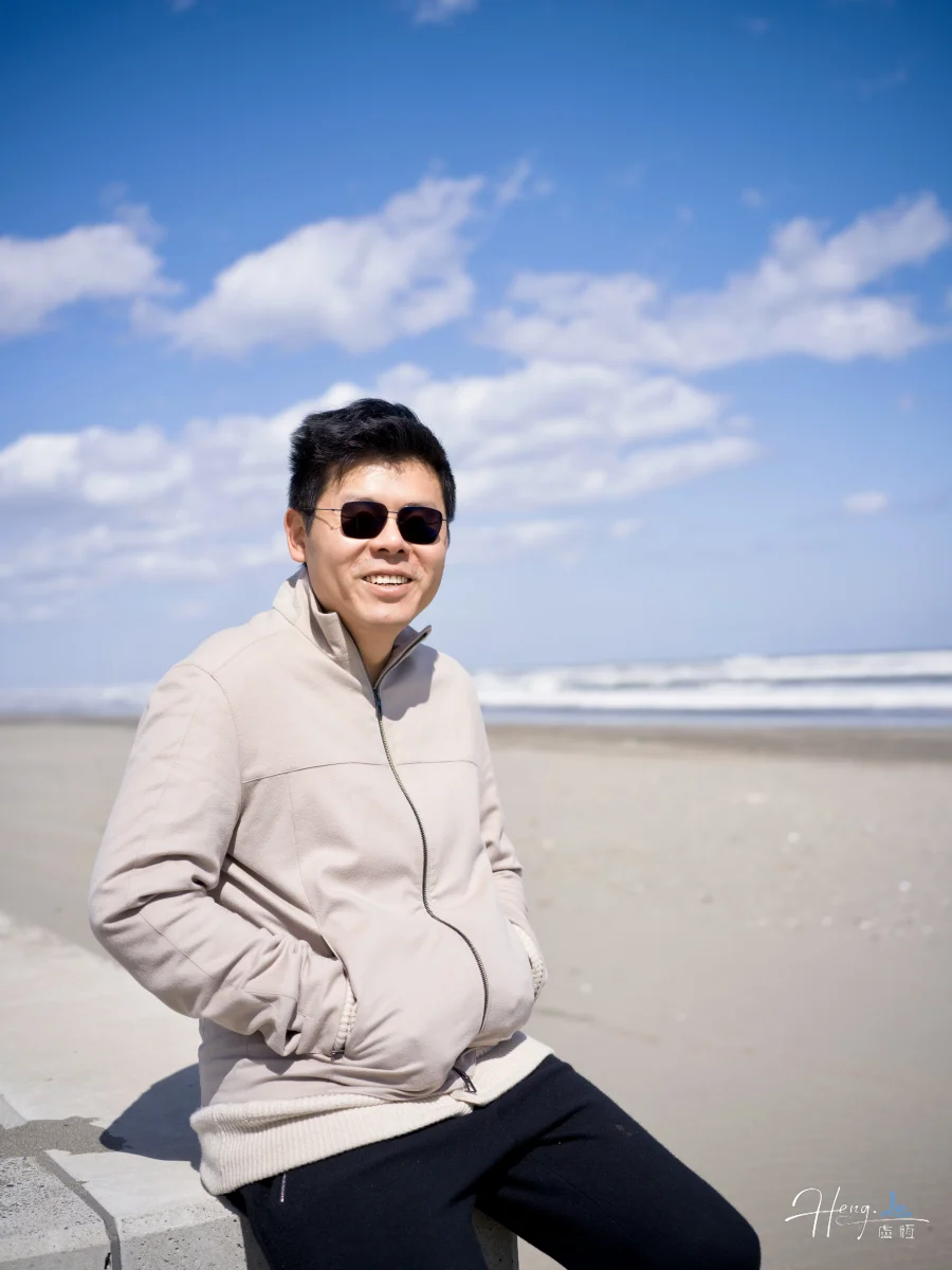 海滩上，风吹过来
