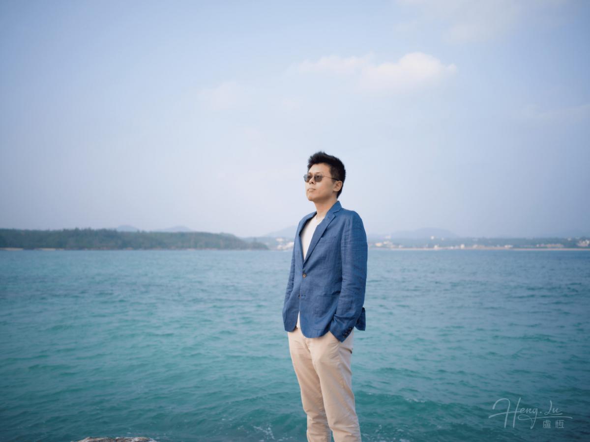 蓝外套，海岸边