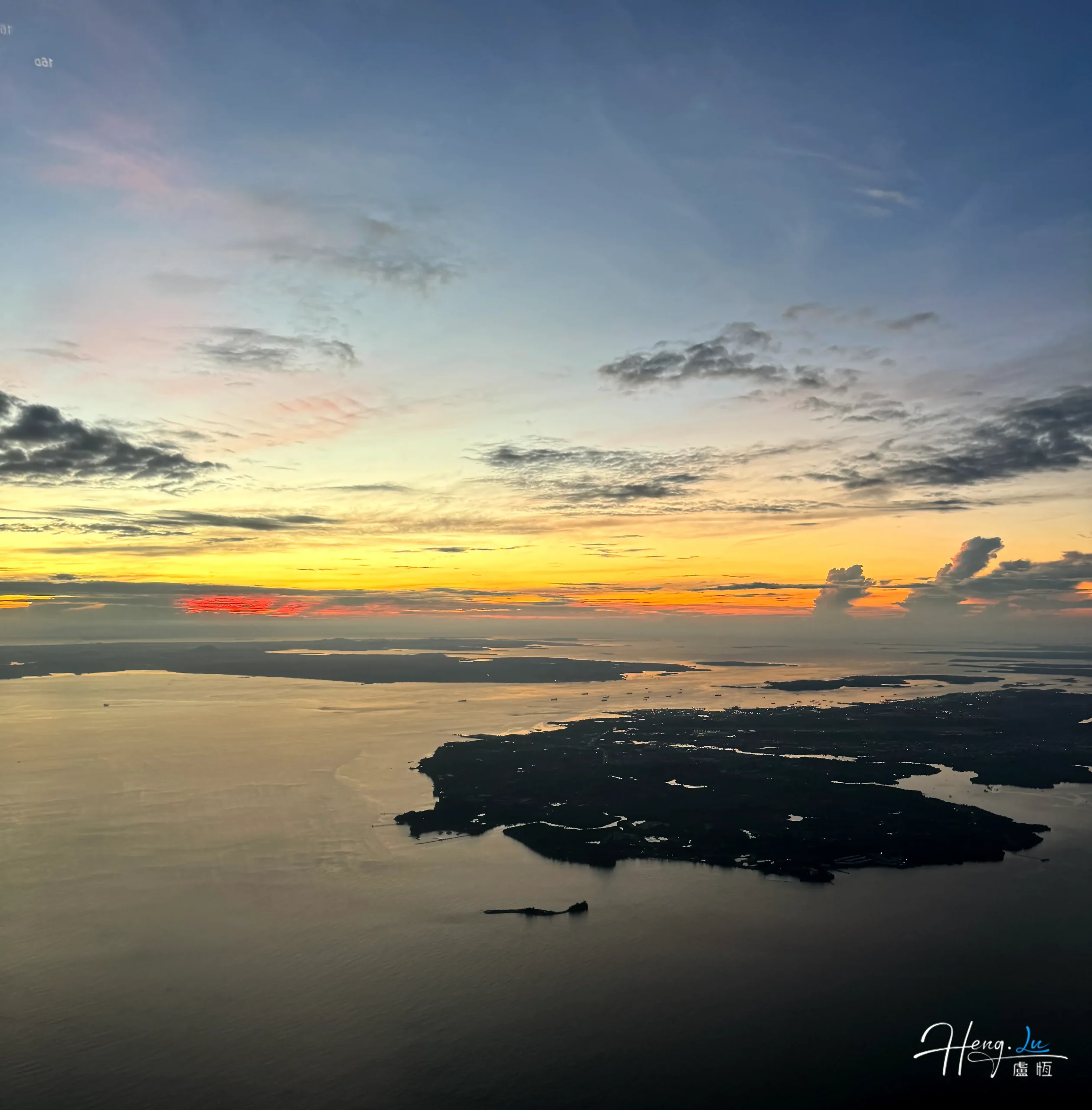 Côte de l’île vue d’en haut au coucher du soleil