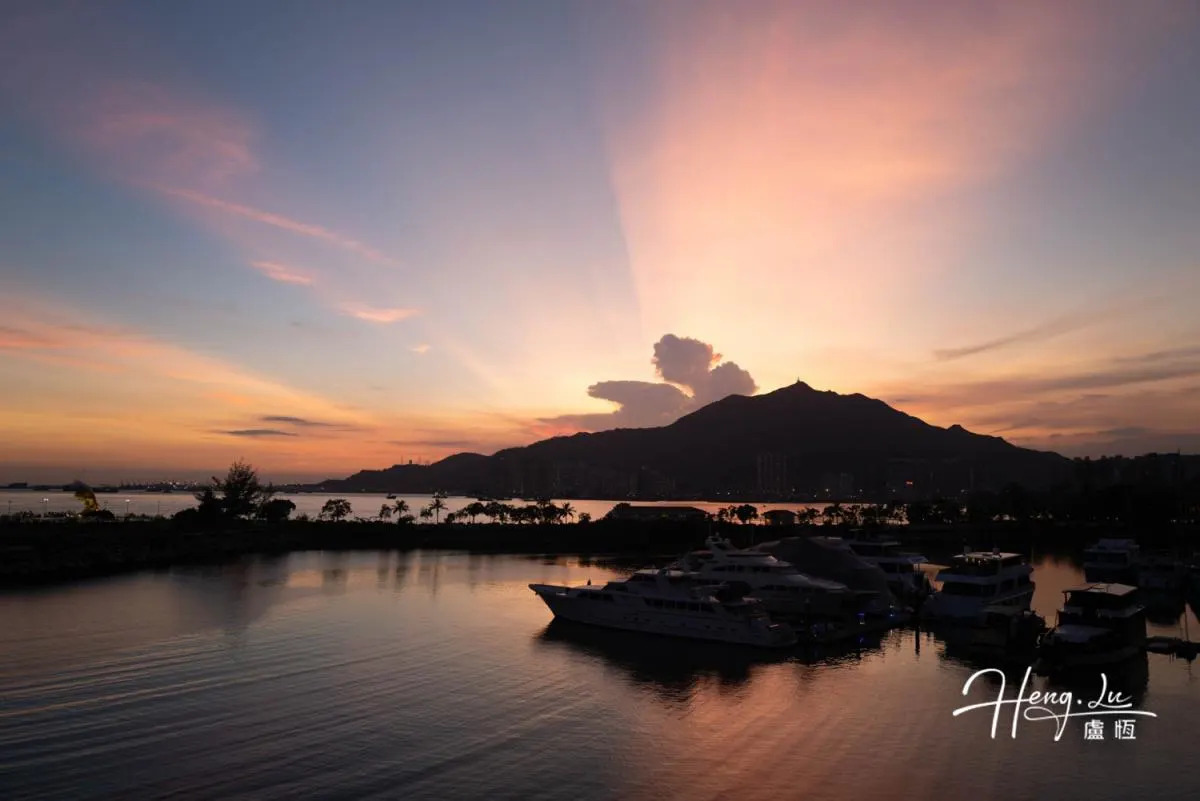 sunset-marina-view-with-yachts-and-mountain-silhouette/