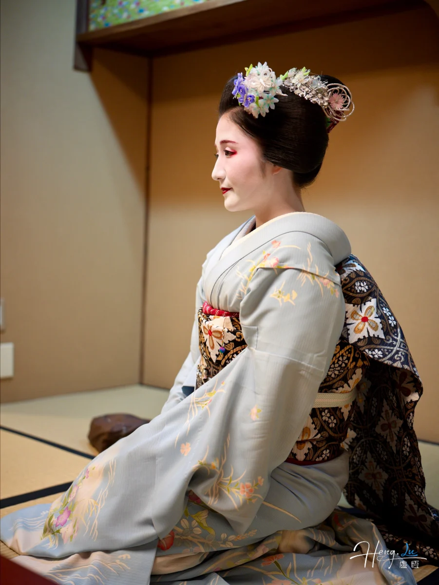 geisha-in-traditional-kimono-sitting-in-teahouse (1)
