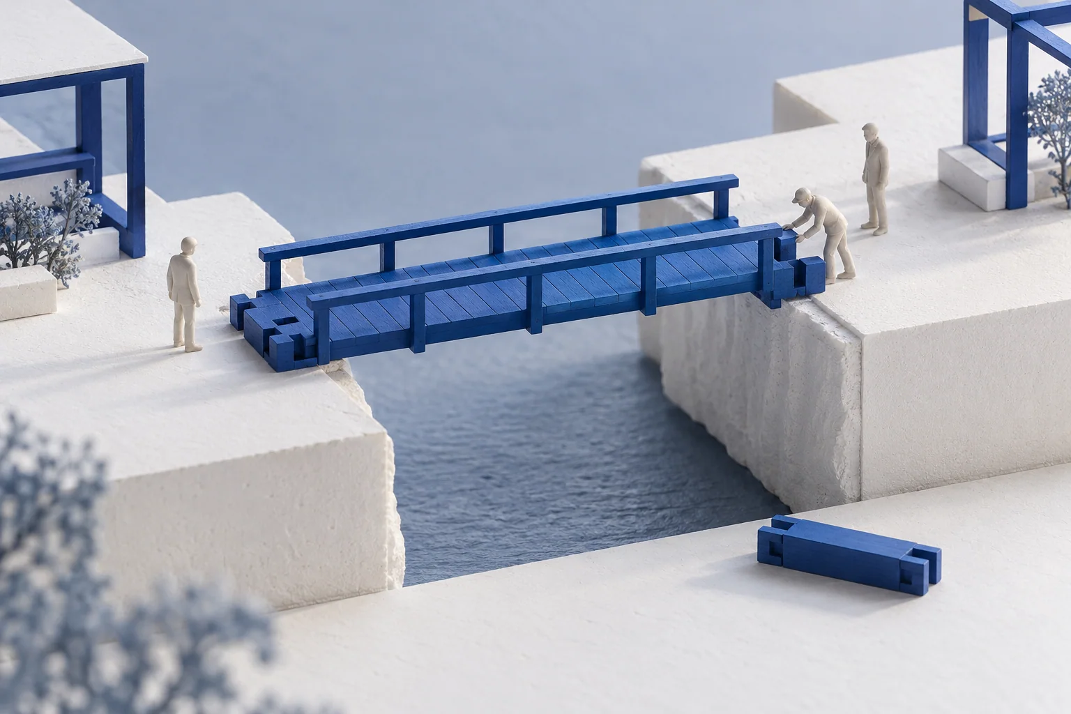 Un pont bleu relie deux plateformes blanches, avec une personne à chaque extrémité et un technicien près de la jonction.