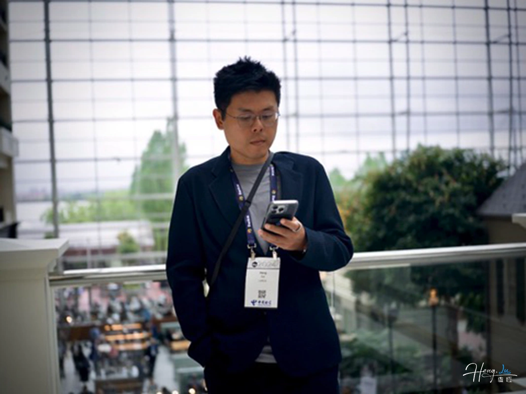 Un instant au téléphone dans un atrium