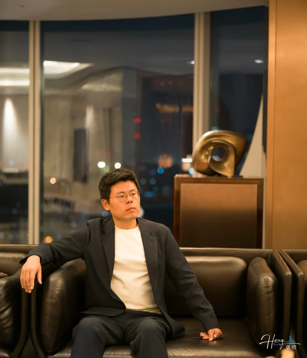 坐在休息室的沙发上