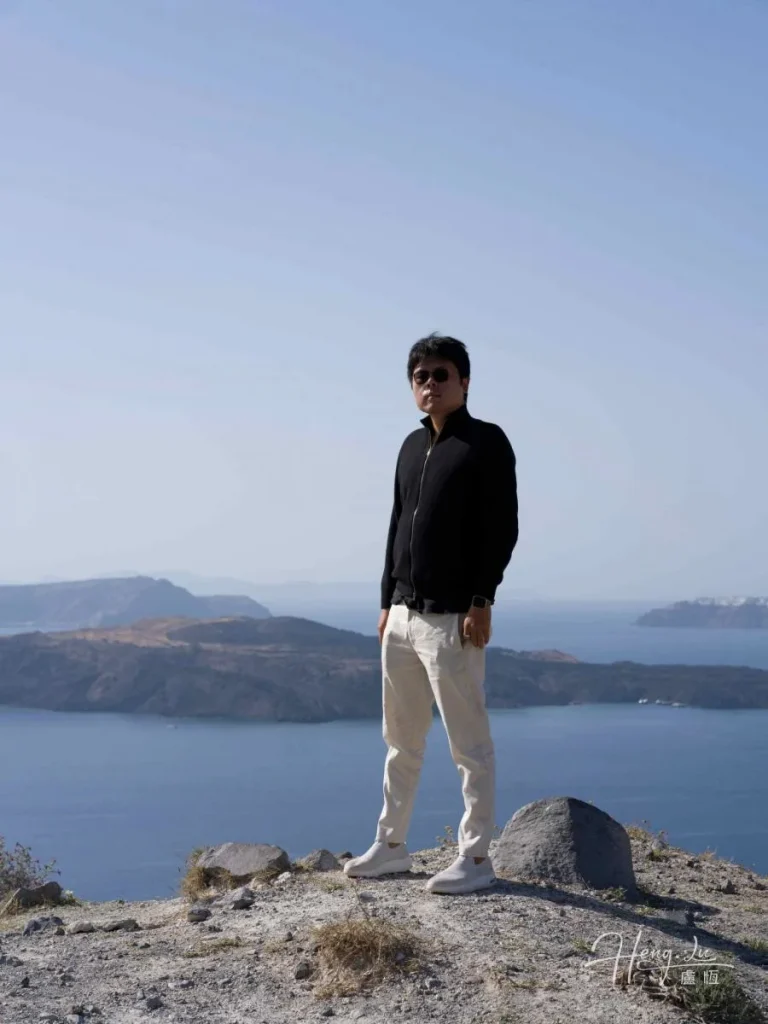 Lu Heng on cliffside – internet entrepreneur with global vision Luheng-in-black-jacket-standing-on-cliffside