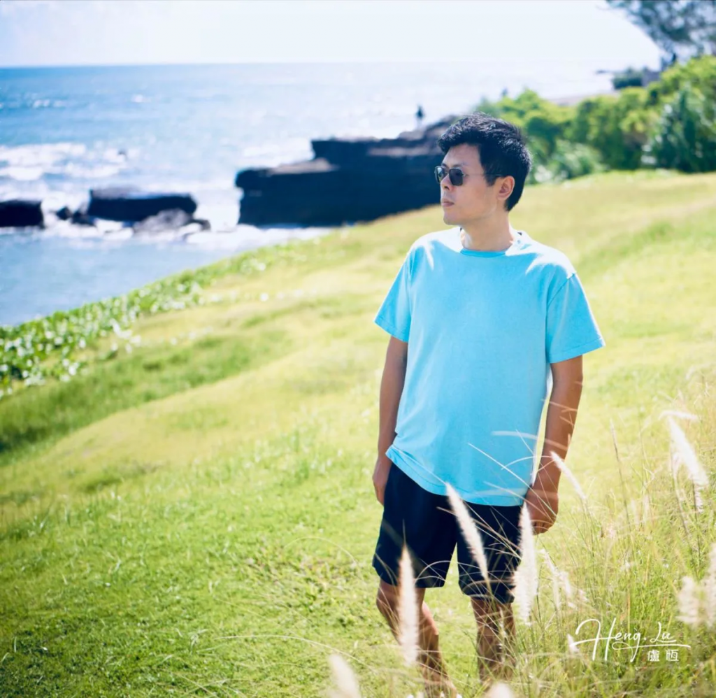Blue shirt against the sea