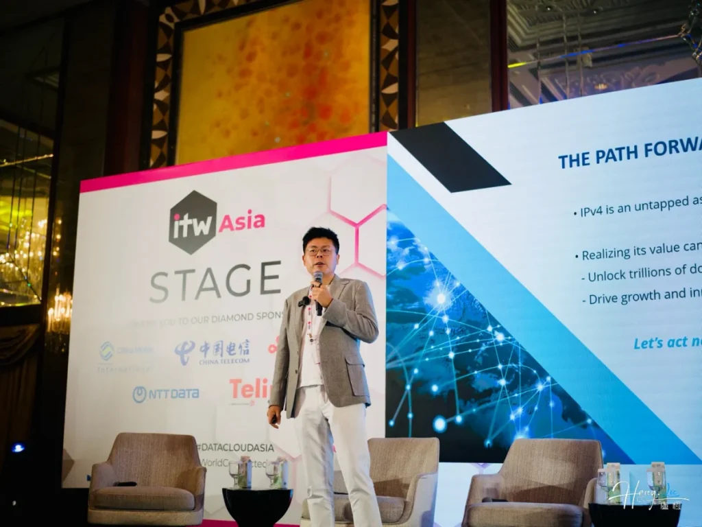 Lu Heng at ITW Asia Luheng-presenting-on-stage-at-tech-conference