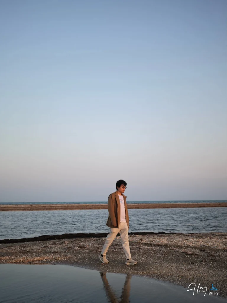 One step, and the tide stays quiet Luheng-walking-by-the-seaside-at-dusk