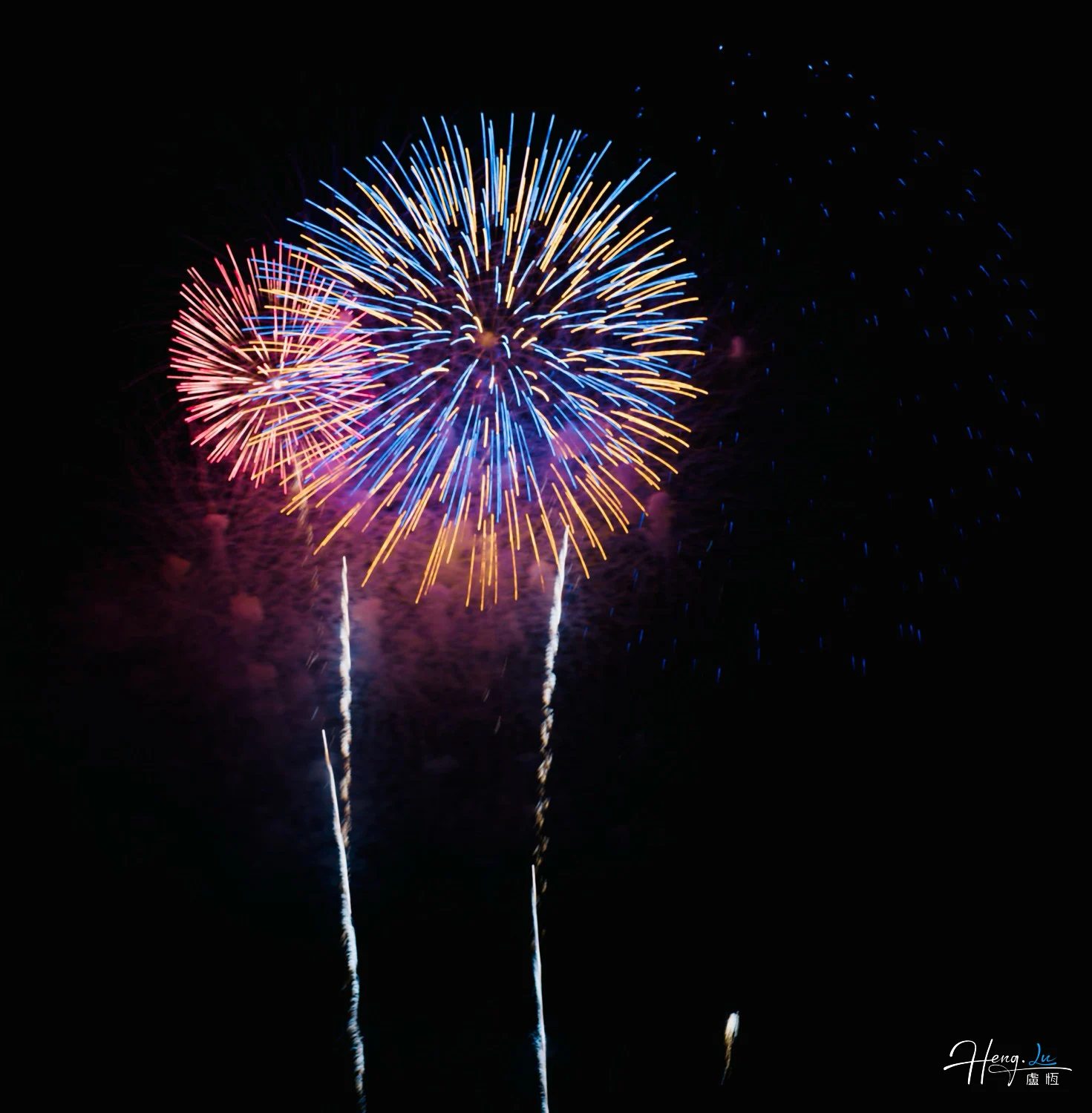 Vibrant-multicolored-fireworks-bloom-together-in-midnight-celebration