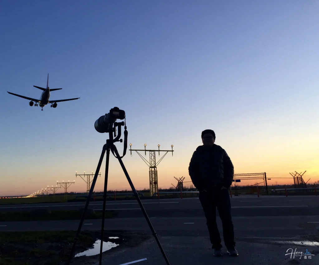 Photographer capturing landing plane during sunset luheng-capturing-landing-plane-during-sunset