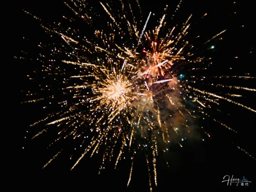 Dazzling-golden-fireworks-ignite-night-sky-with-sparkling-energ